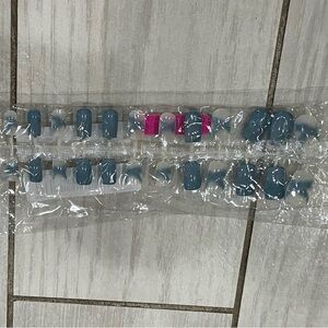 Teal and white press on nails (24 ct)